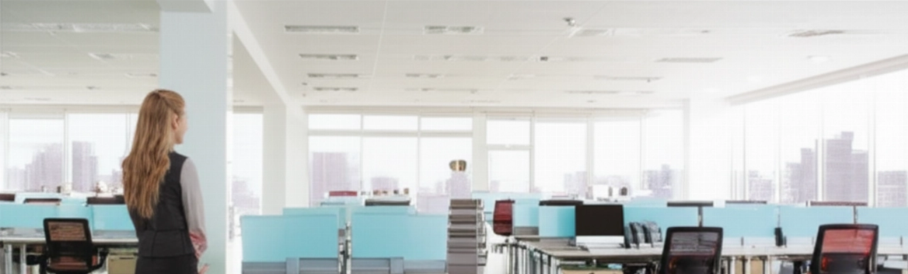 Un bureau moderne en espace ouvert, fraîchement organisé, avec des bureaux et des meubles parfaitement agencés, prêt pour l'activité après un déménagement d'entreprise.